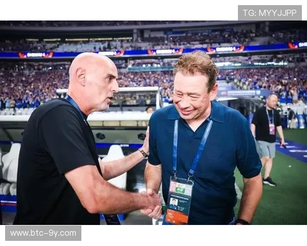 终场哨响，上海海港将士相拥庆祝，穆斯卡特与老将们紧紧相拥