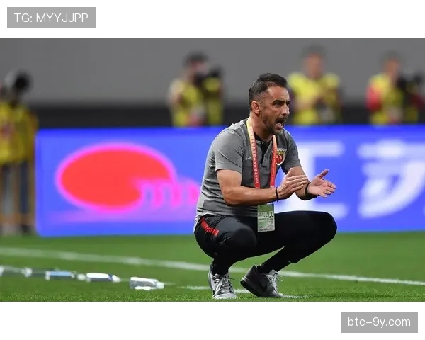 花絮:一次界外球引发趣事,鹰眼系统捕捉到皮球触碰场边教练的精确力度与旋转数据